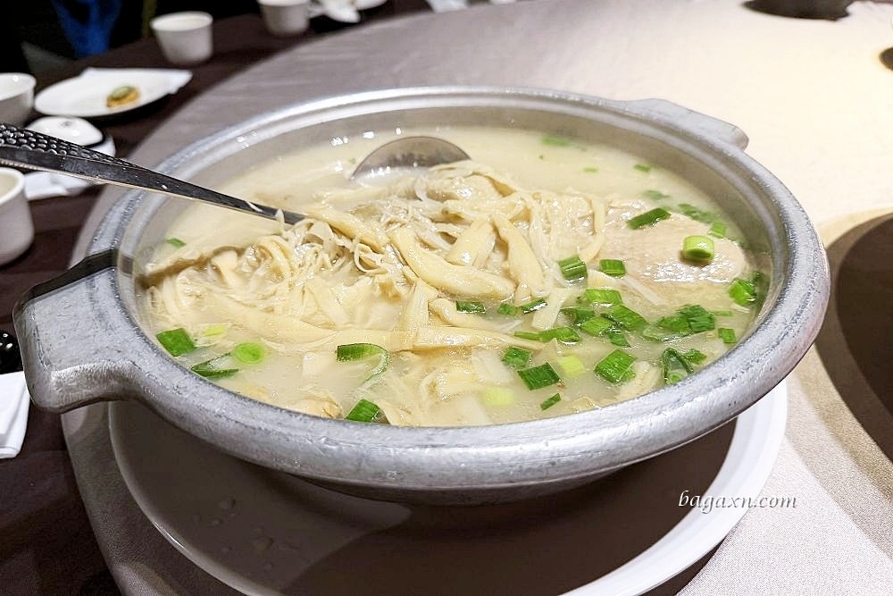 台中南屯│品虹橋滬川美饌旗艦店。小籠包、綠豆餅很好吃