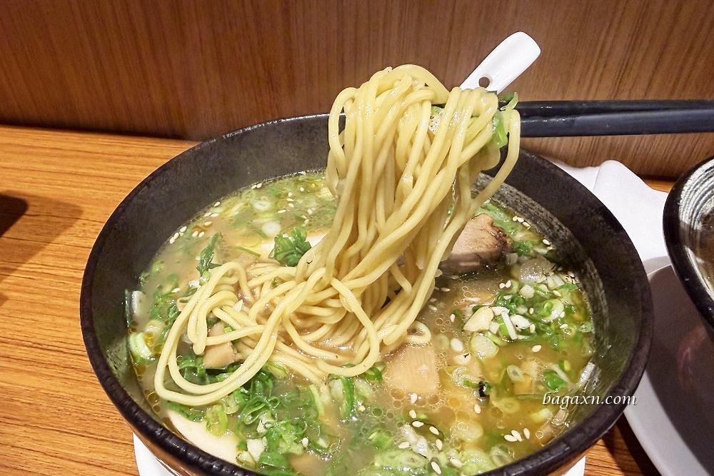 台中西區│升龍軒ラーメン。現場候位但翻桌率很快的好吃拉麵