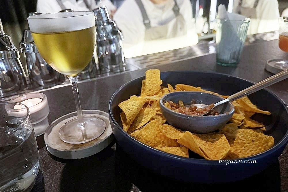 台南中西區│湟色Bar。煙燻鴨胸好好吃，調酒也很棒