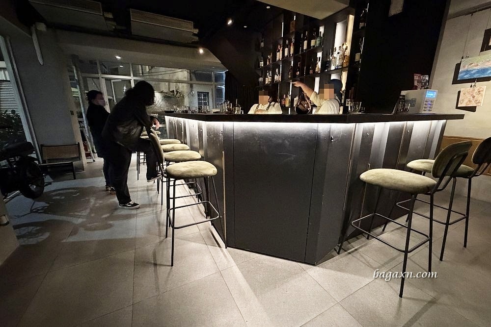 台南中西區│湟色Bar。煙燻鴨胸好好吃，調酒也很棒