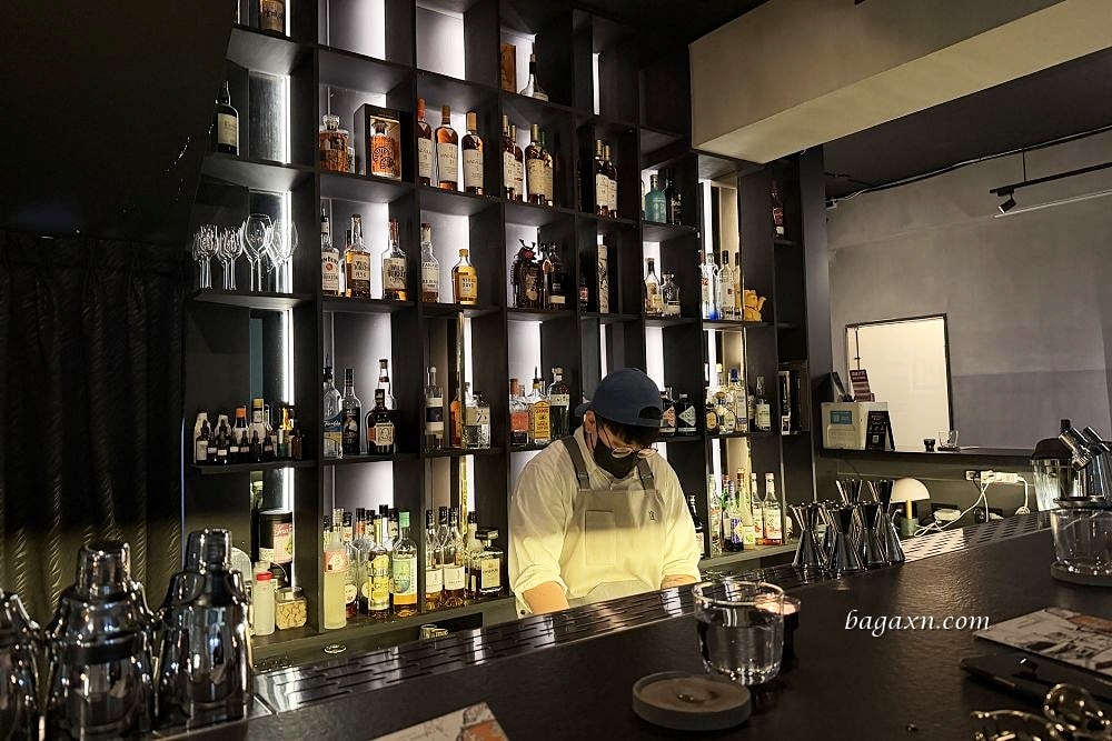 台南中西區│湟色Bar。煙燻鴨胸好好吃，調酒也很棒