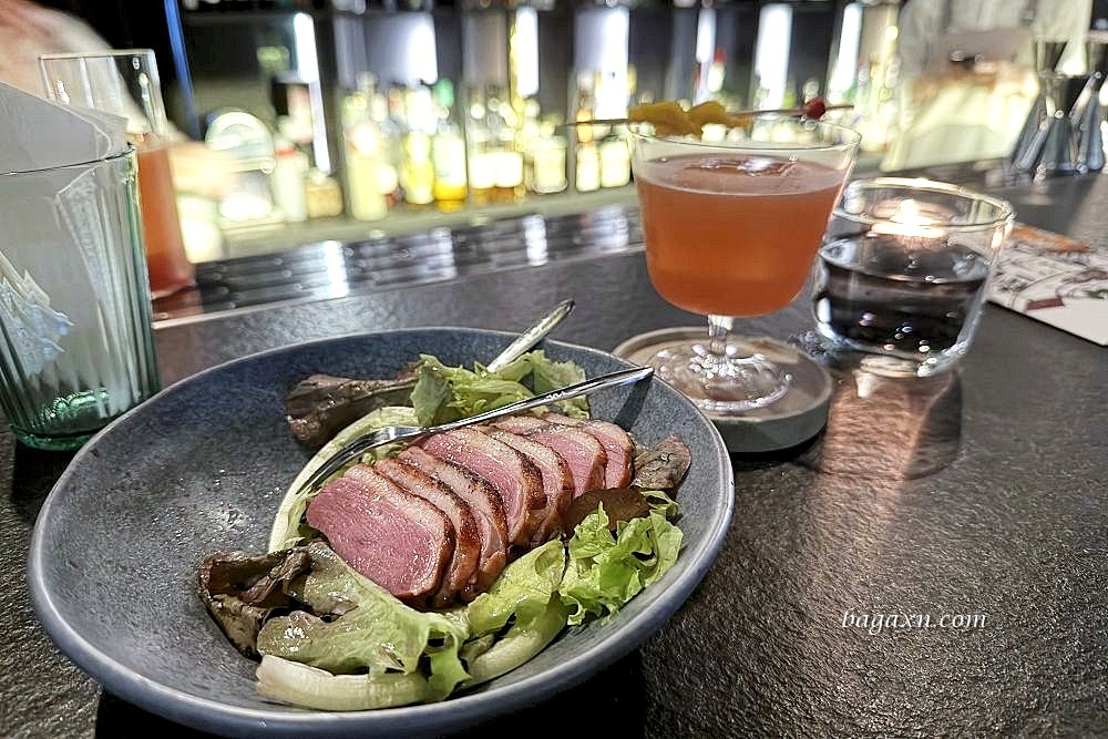 台南中西區│湟色Bar。煙燻鴨胸好好吃，調酒也很棒