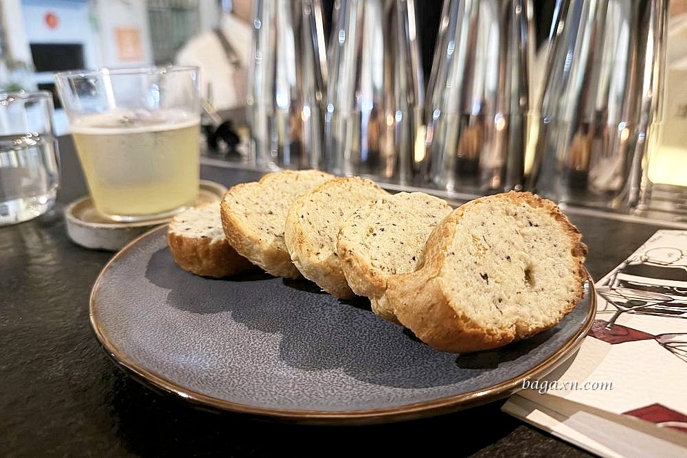 台南中西區│湟色Bar。煙燻鴨胸好好吃，調酒也很棒