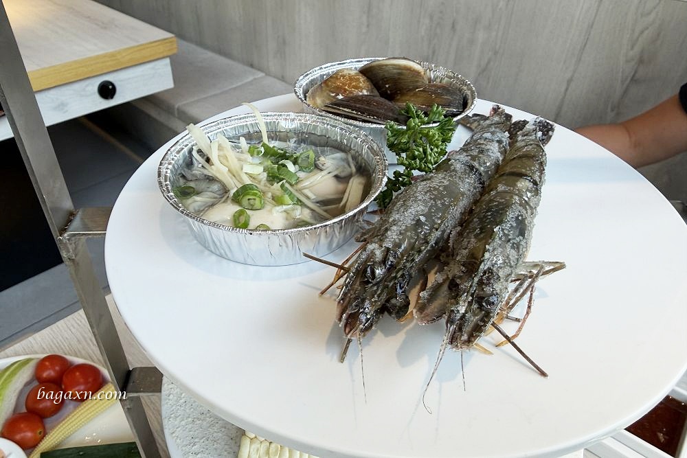 台中南屯│三山燒肉。整體還行，蔬菜盤很特別