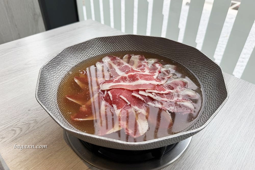 台中南屯│三山燒肉。整體還行，蔬菜盤很特別