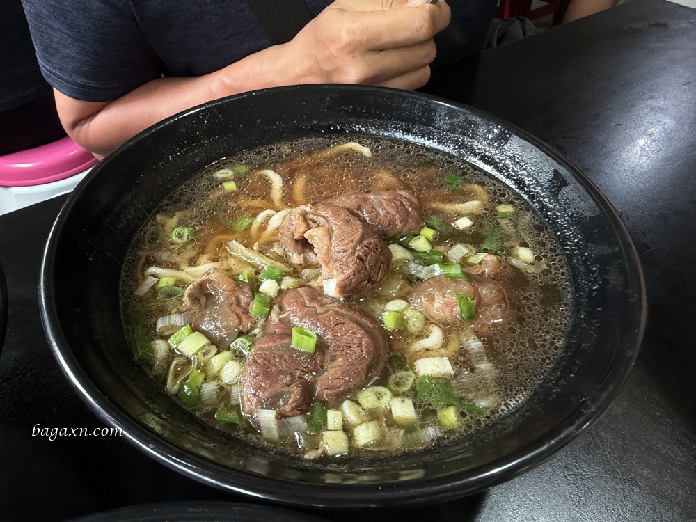 澎湖│美東芳牛肉麵。澎湖水族館的牛肉麵店，口味還行有冷氣