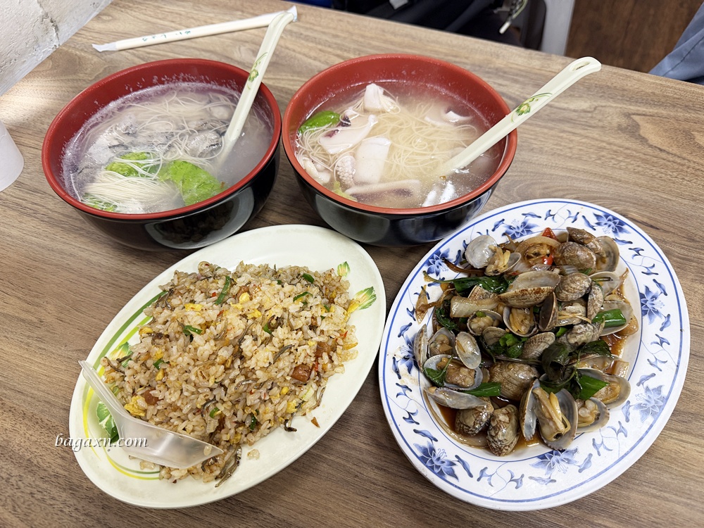 澎湖│原味漁村小吃。小管麵線還蠻鮮甜的，海瓜子也不錯