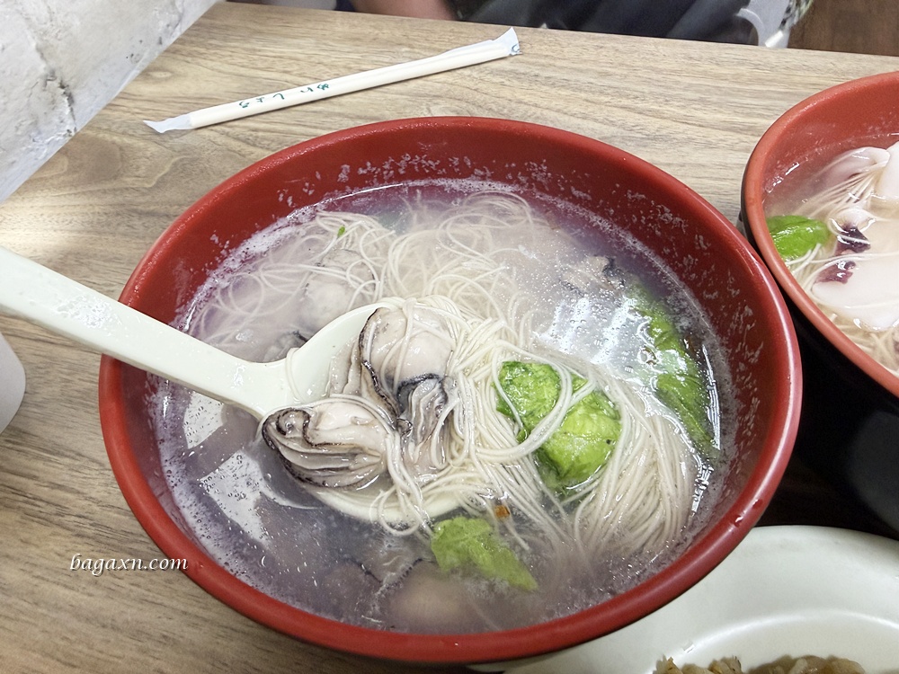 澎湖│原味漁村小吃。小管麵線還蠻鮮甜的，海瓜子也不錯