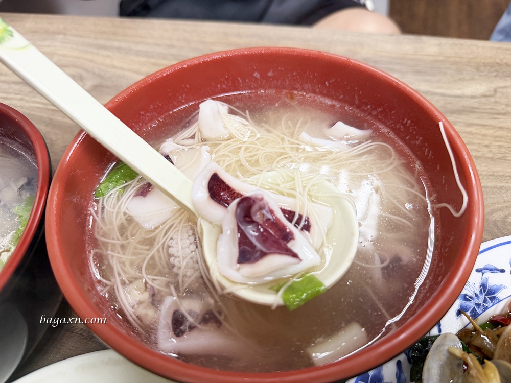 澎湖│原味漁村小吃。小管麵線還蠻鮮甜的，海瓜子也不錯