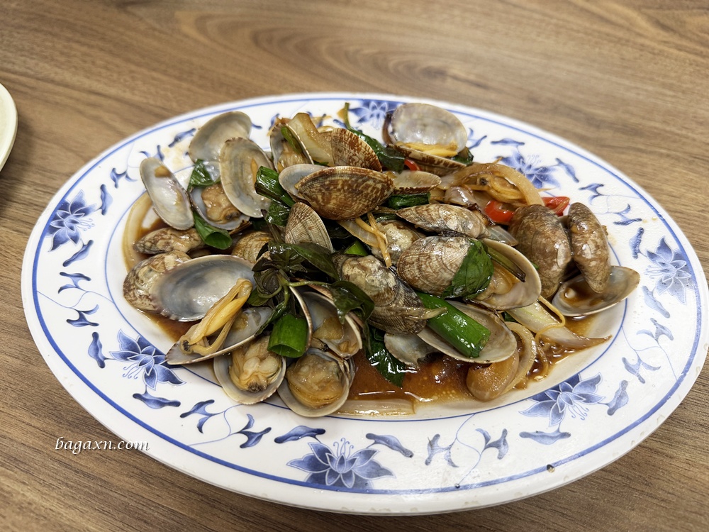澎湖│原味漁村小吃。小管麵線還蠻鮮甜的，海瓜子也不錯
