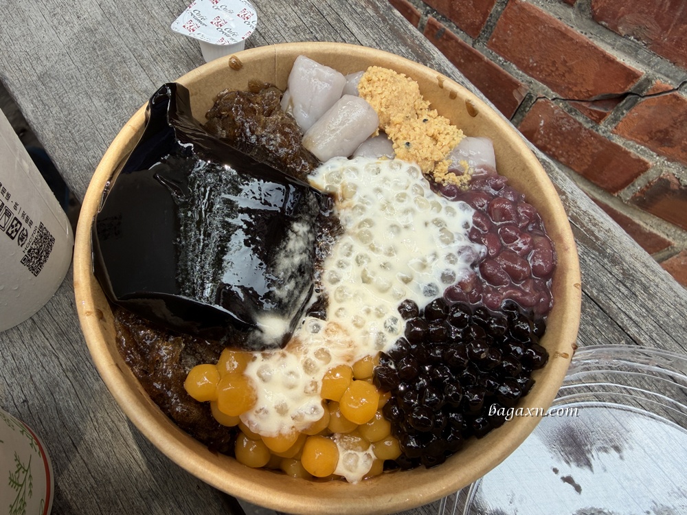 澎湖│玉冠嫩仙草。料很多不錯吃，但沒有內用座位