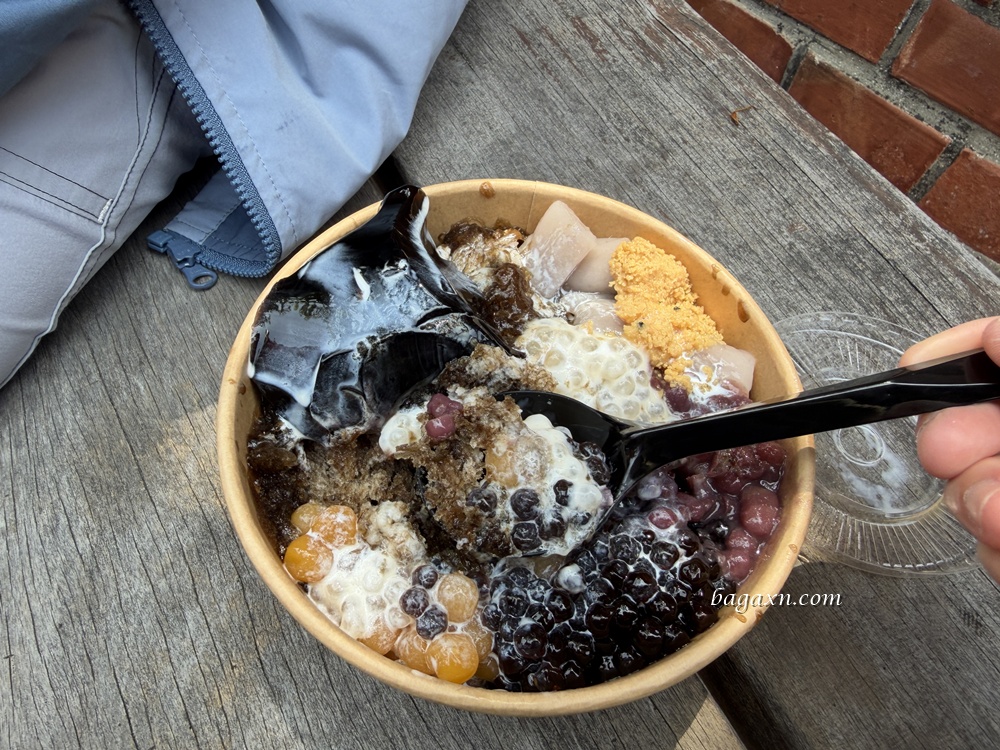 澎湖│玉冠嫩仙草。料很多不錯吃，但沒有內用座位